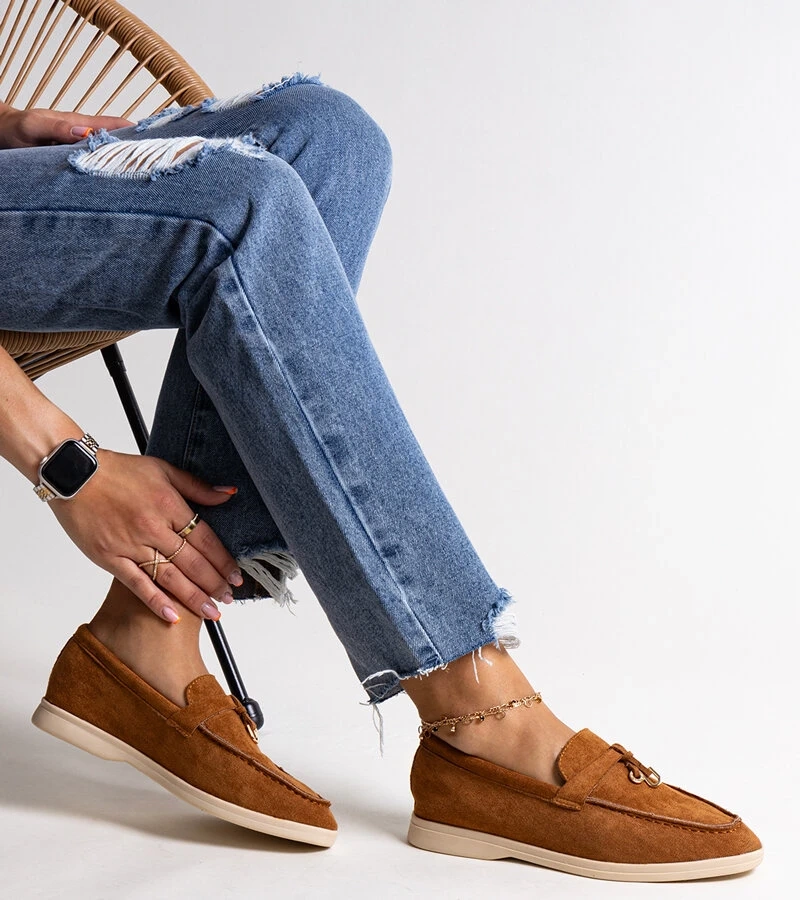 Brązowe mokasyny z metalową zawieszką