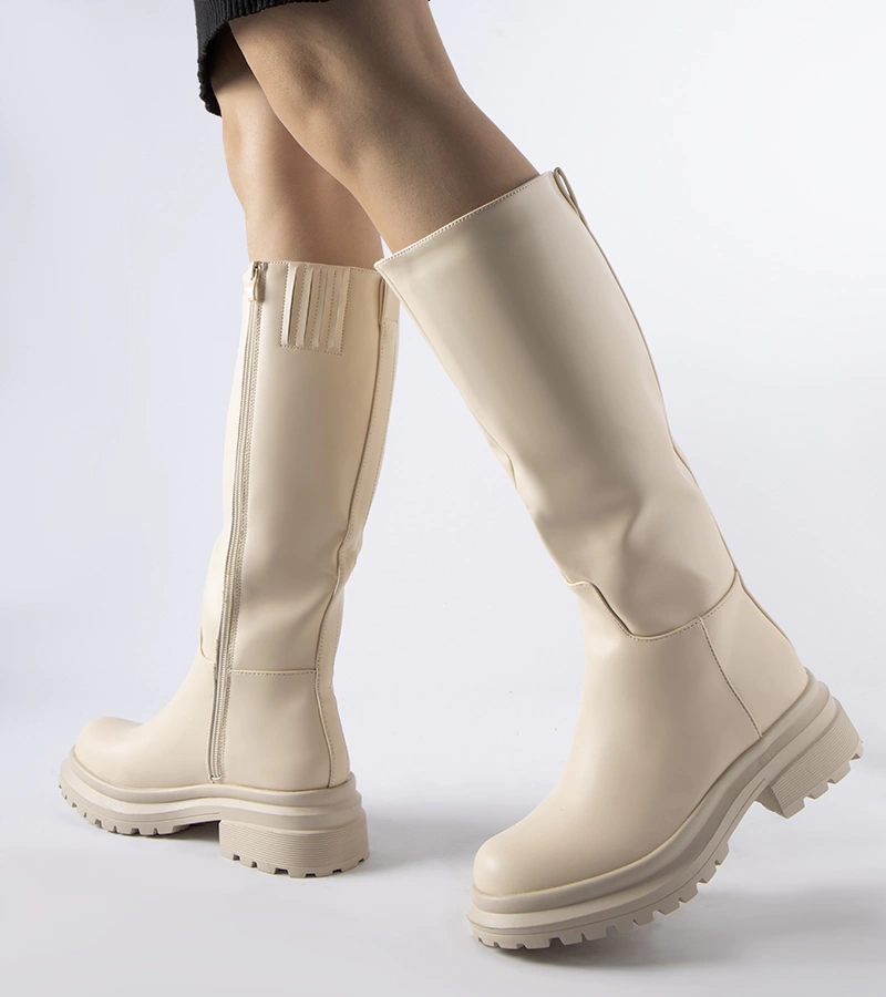 Beżowe ocieplane gładkie kozaki