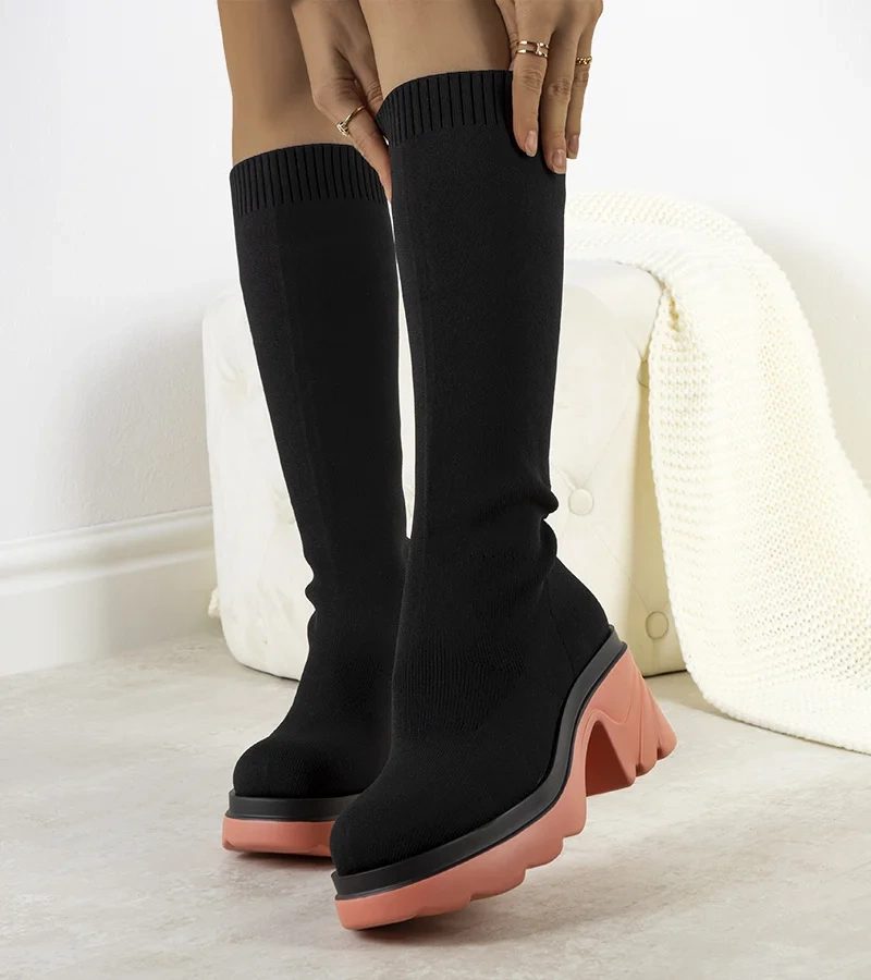 Czarne kozaki z elastyczną cholewką