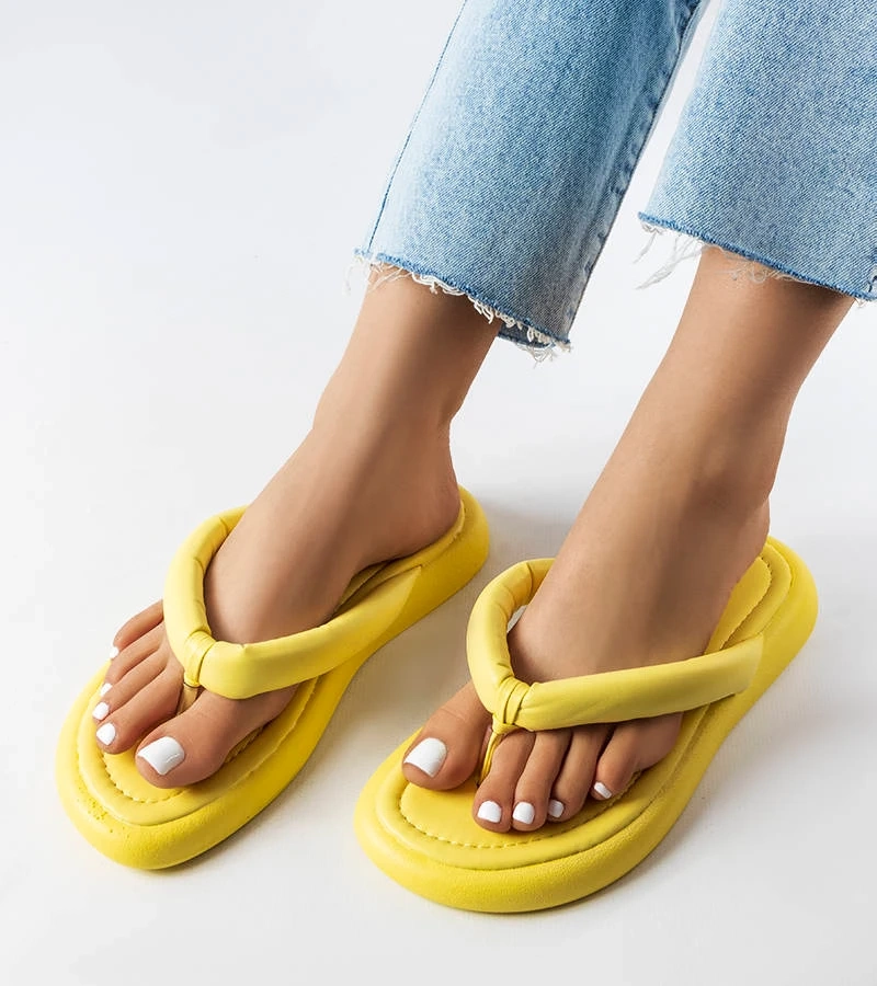 Hers Żółte klapki typu japonki