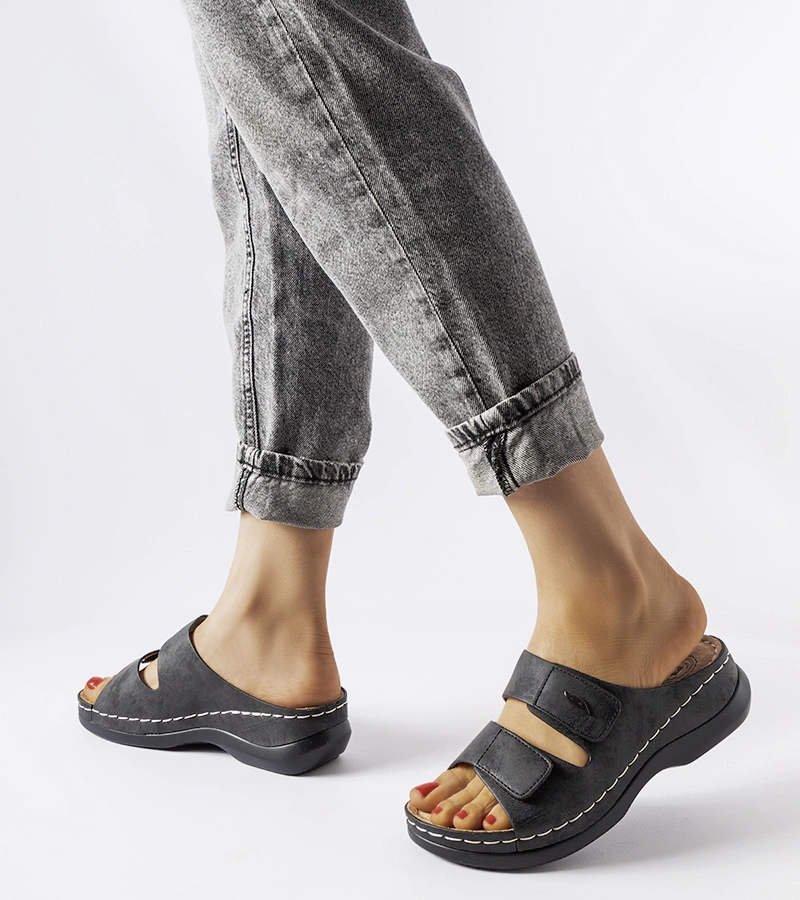 Czarne klapki na koturnie