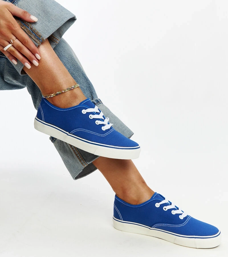 Niebieskie klasyczne tenisówki