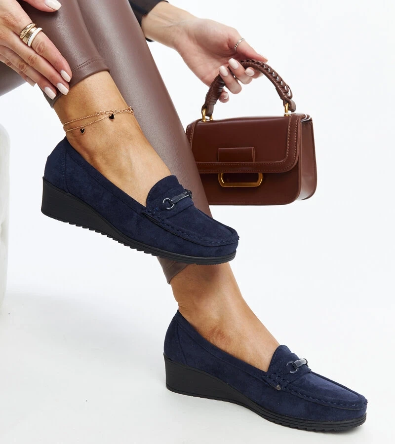 Granatowe mokasyny na koturnie