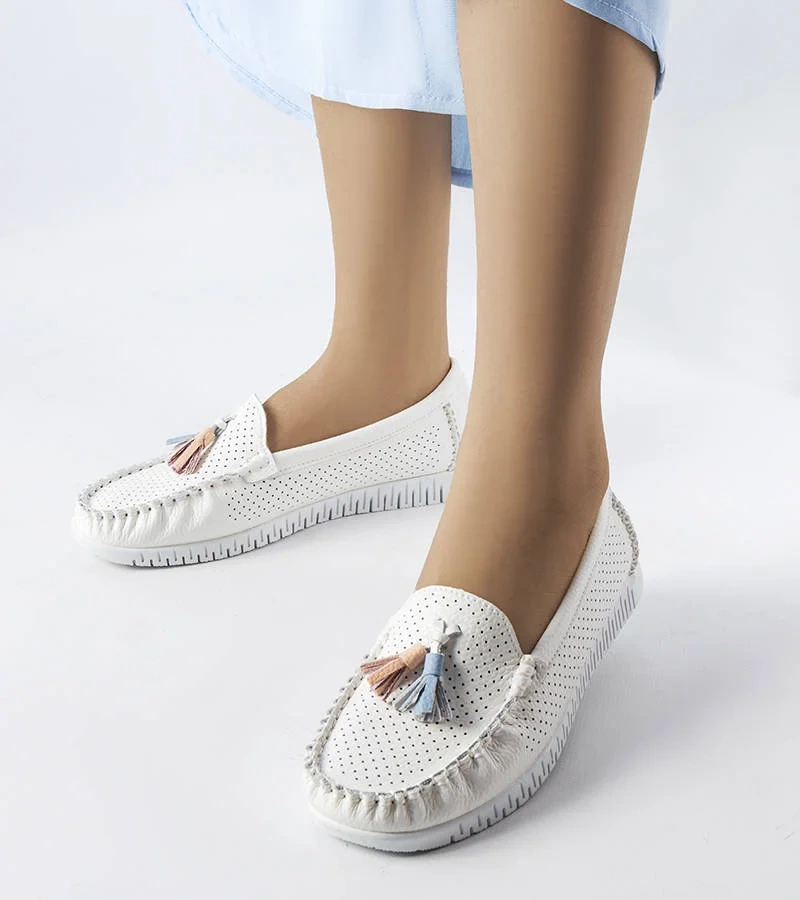 Ażurowe białe mokasyny