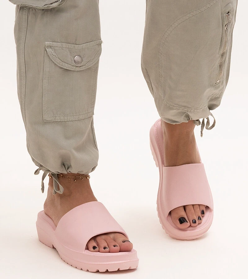 Różowe klapki na grubej podeszwie