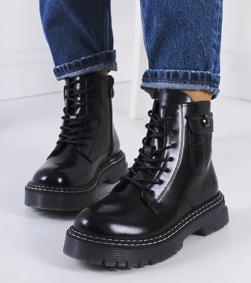 Czarne glany na grubej podeszwie