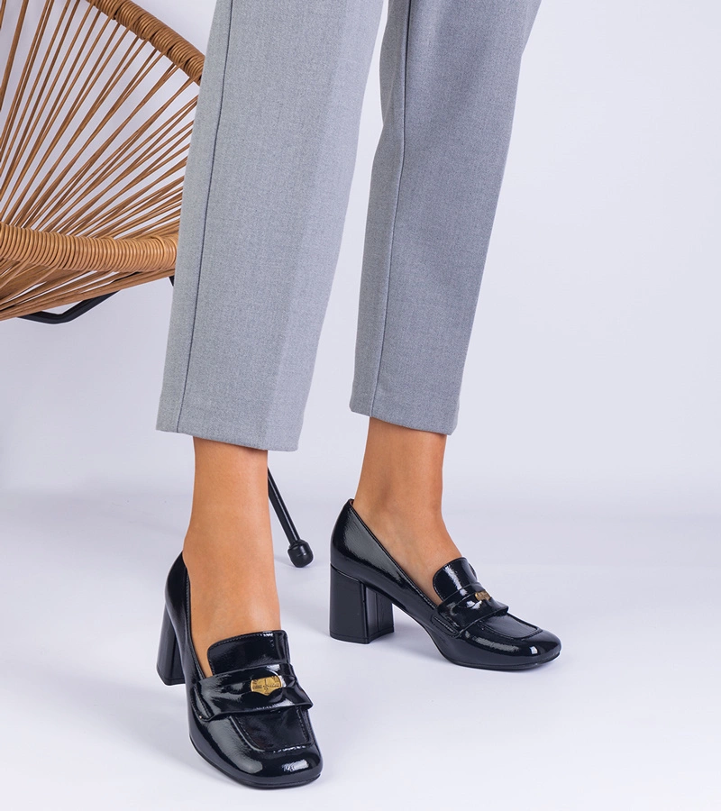 Hers czółenka damskie czarne lakierowane na słupku