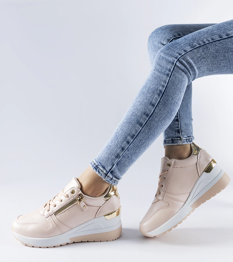 Beżowe sneakersy zdobione zamkiem