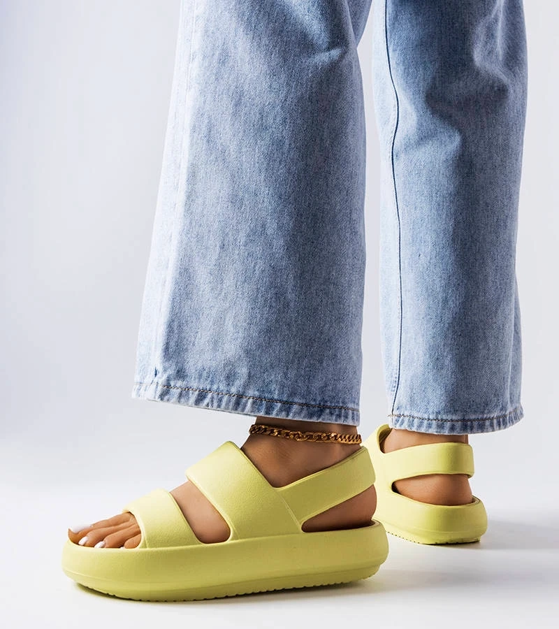 Zielone klapki na platformie