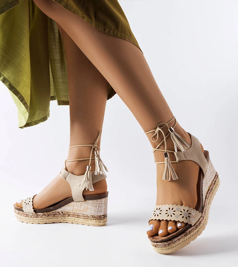 Beżowe espadryle na koturnie