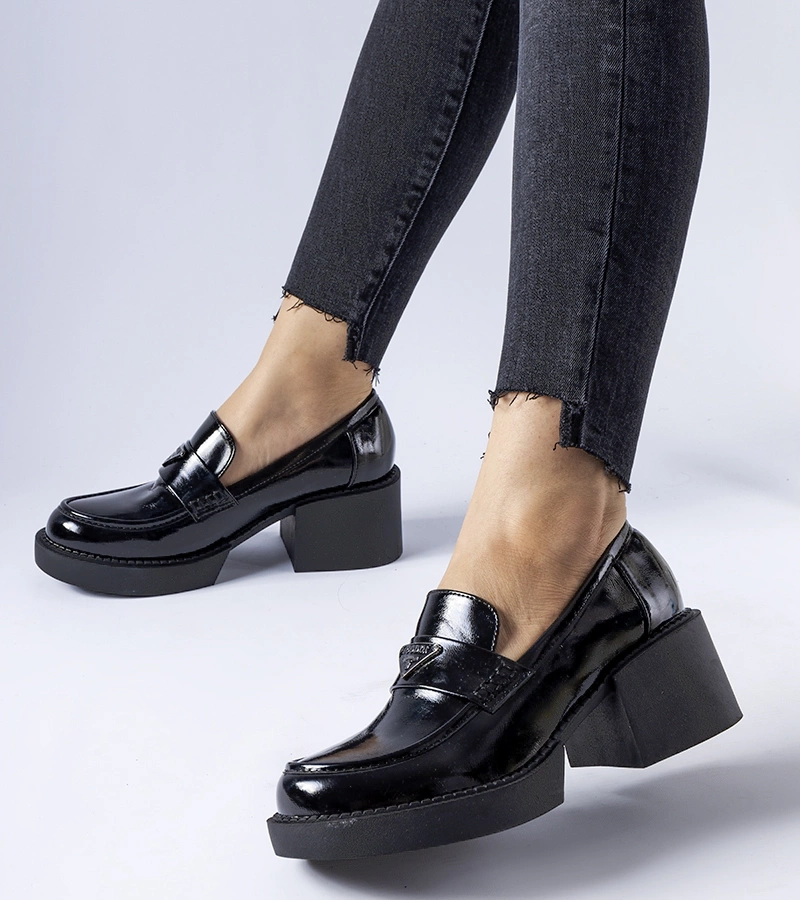 Czarne lakierowane półbuty na słupku