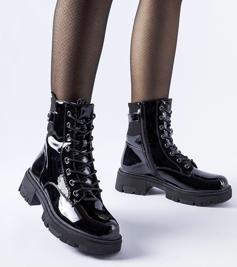 Czarne lakierowane lekko ocieplane botki