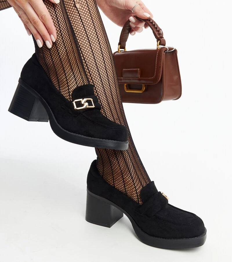 Czarne czółenka na słupku