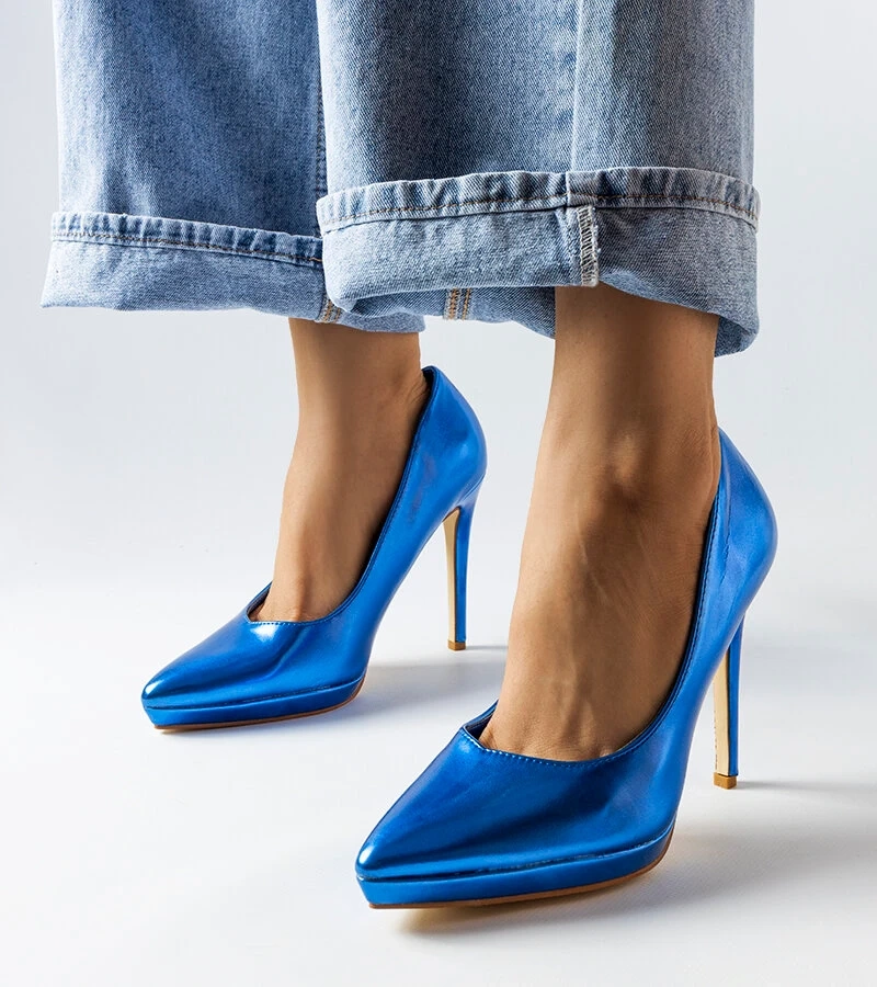 Niebieskie lustrzane szpilki lustrzane