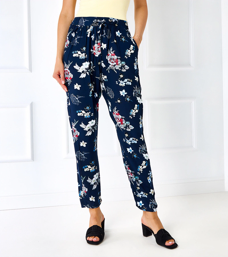 Granatowe spodnie w kwiaty