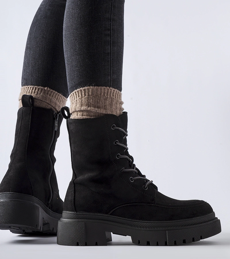 Czarne trapery na masywnej podeszwie