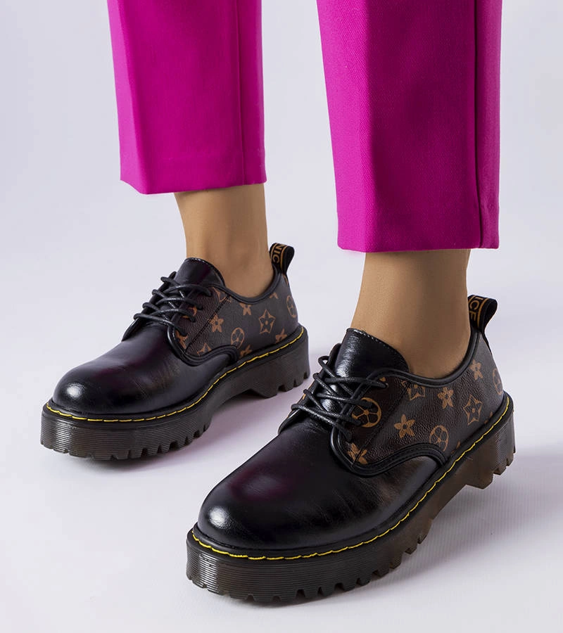 Czarne glany zdobione monogramem