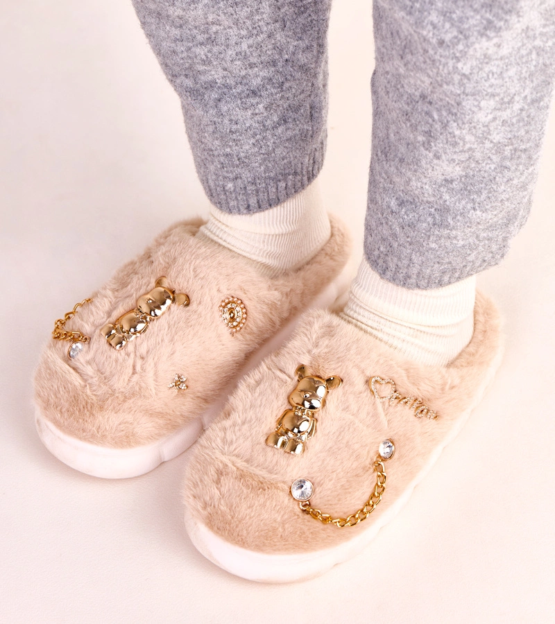 Hers Beżowe zabudowane kapcie z ozdobami