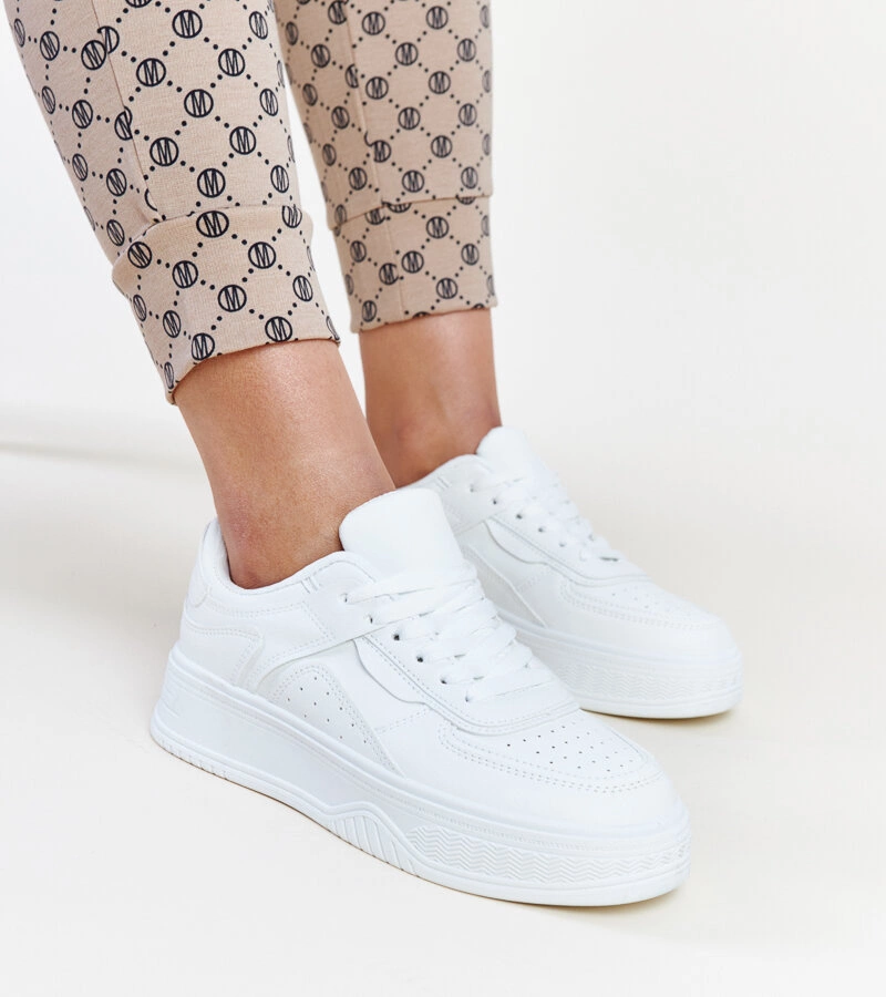 Białe sneakersy na grubszej podeszwie