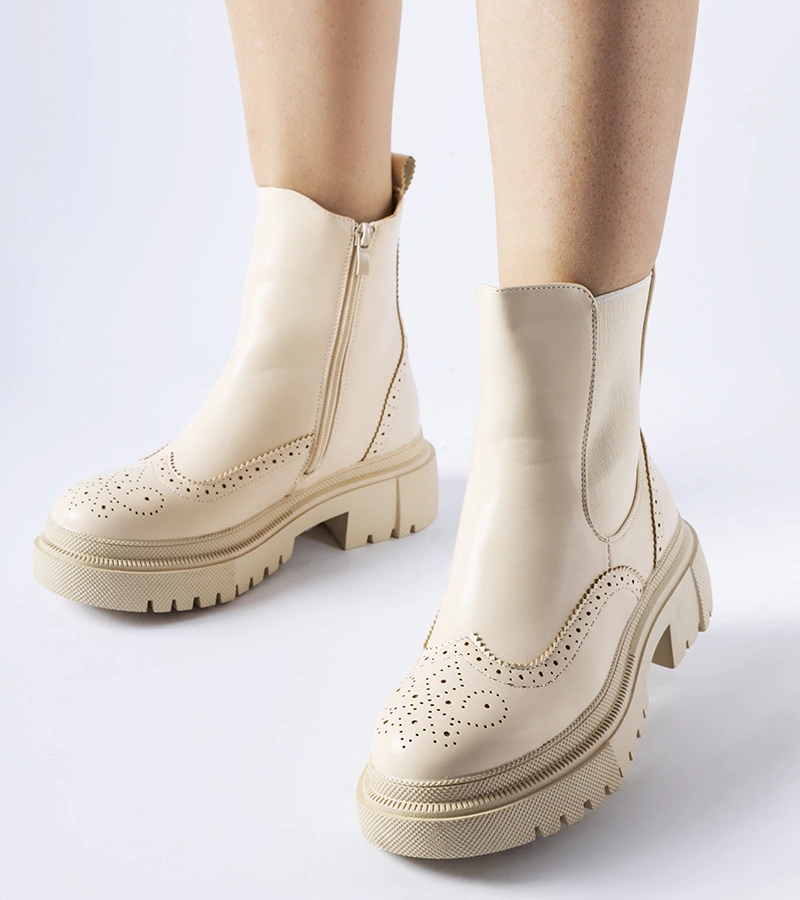 Beżowe botki na płaskim obcasie