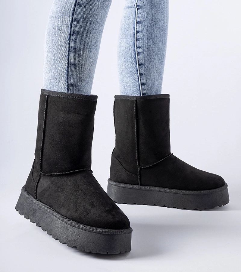 Czarne śniegowce na platformie