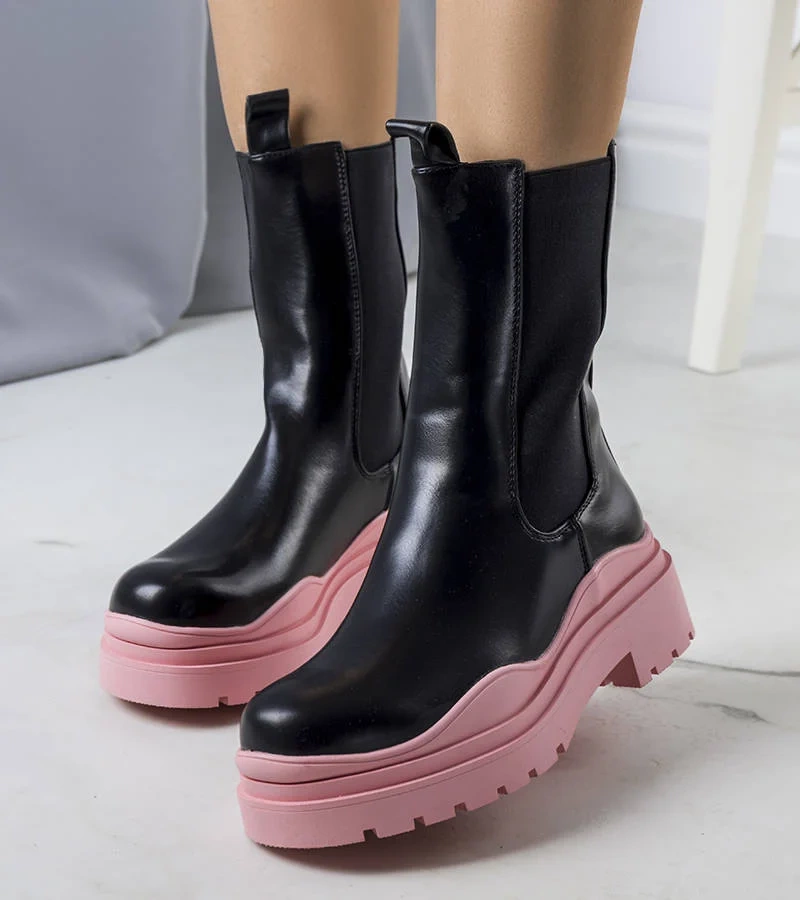 Czarne botki na różowej podeszwie