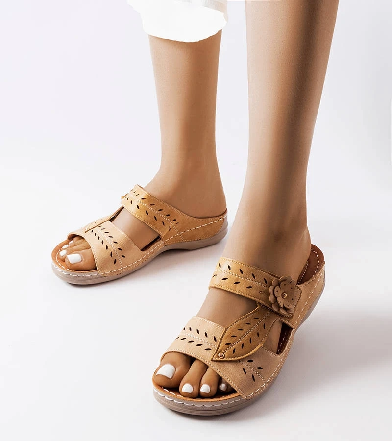 Beżowe klapki na niskiej koturnie