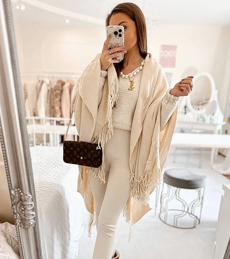 Beżowa narzutka z frędzlami