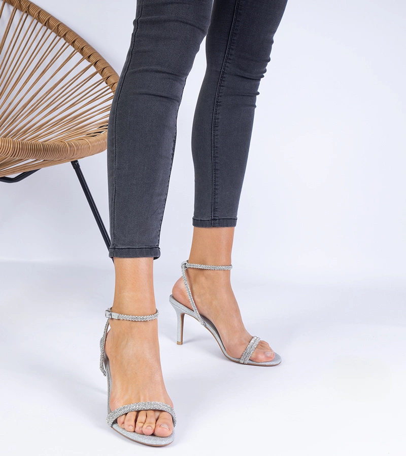 Hers Srebrne eleganckie sandały na szpilce zdobione cyrkoniami