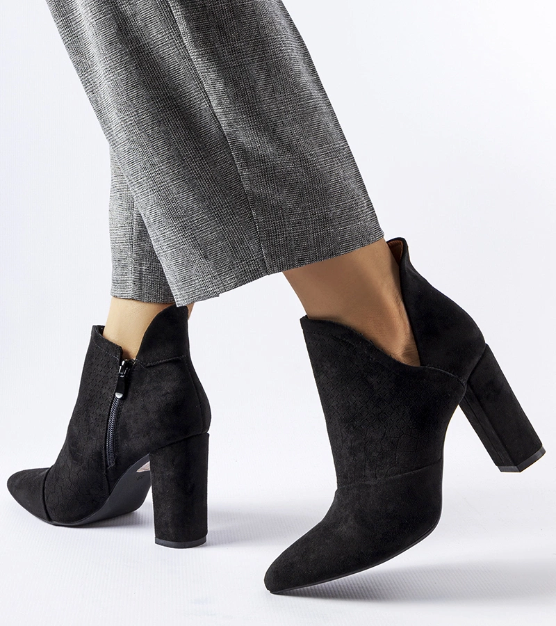Czarne eleganckie botki na słupku