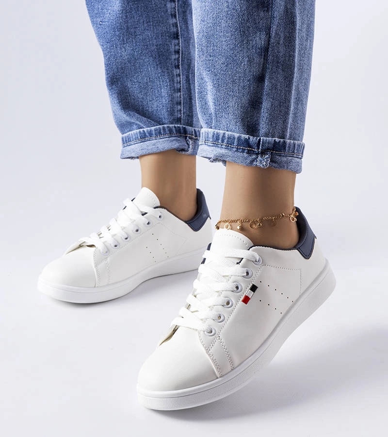 Białe sznurowane sneakersy