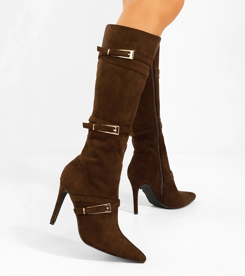 Hers Czekoladowe kozaki na szpilce z ozdobnymi klamerkami