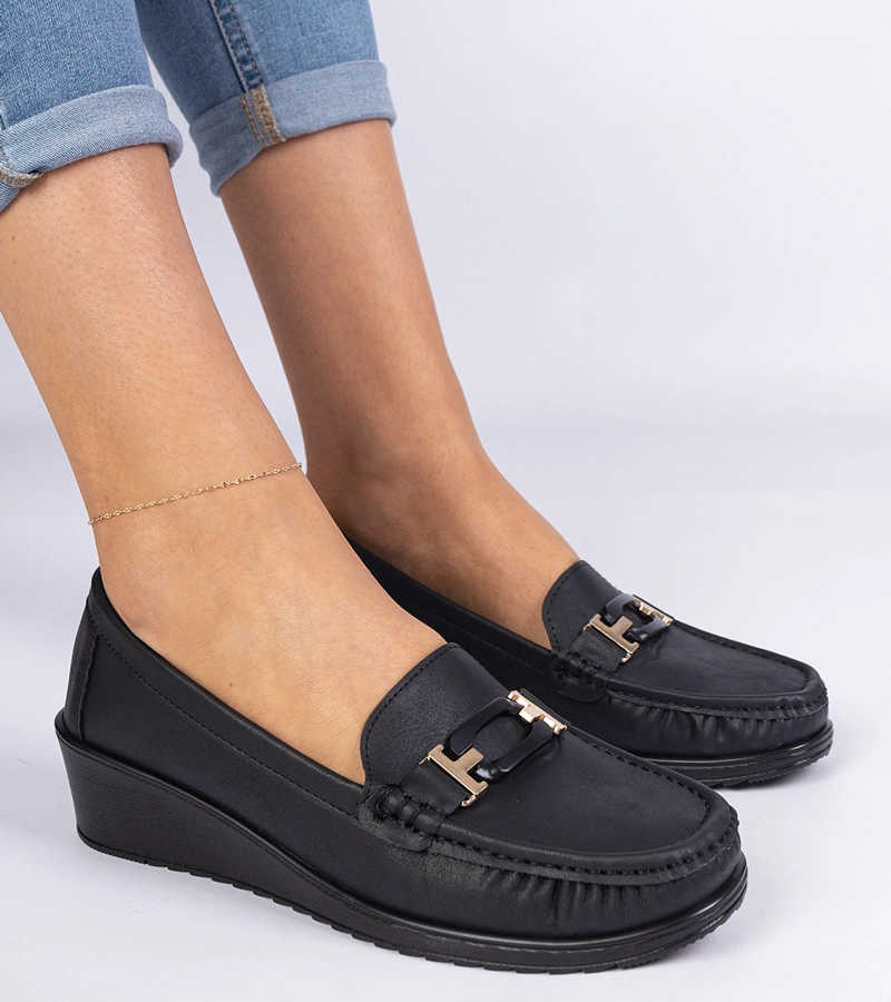 Hers Czarne mokasyny damskie na koturnie z ekoskóry