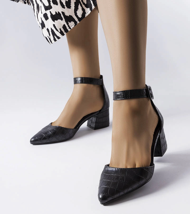 Czarne czółenka na niskim słupku