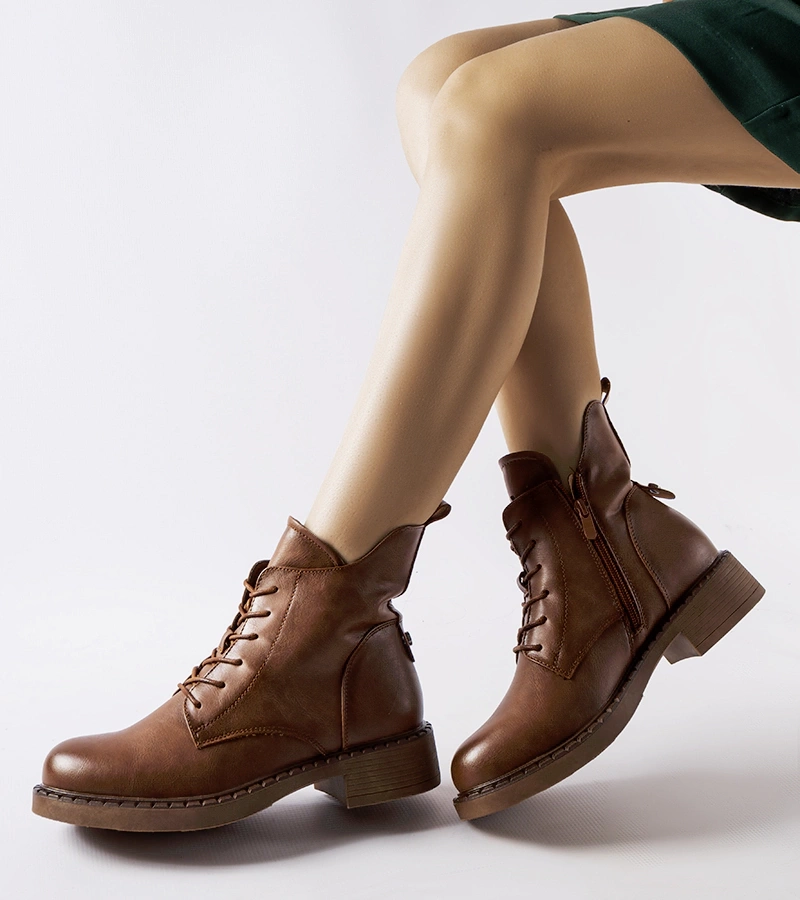 Brązowe asymetryczne płaskie botki