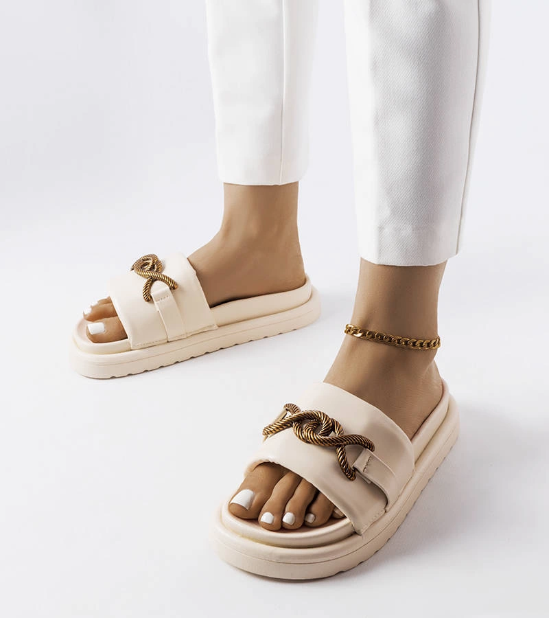 Beżowe klapki na platformie z metalową ozdobą