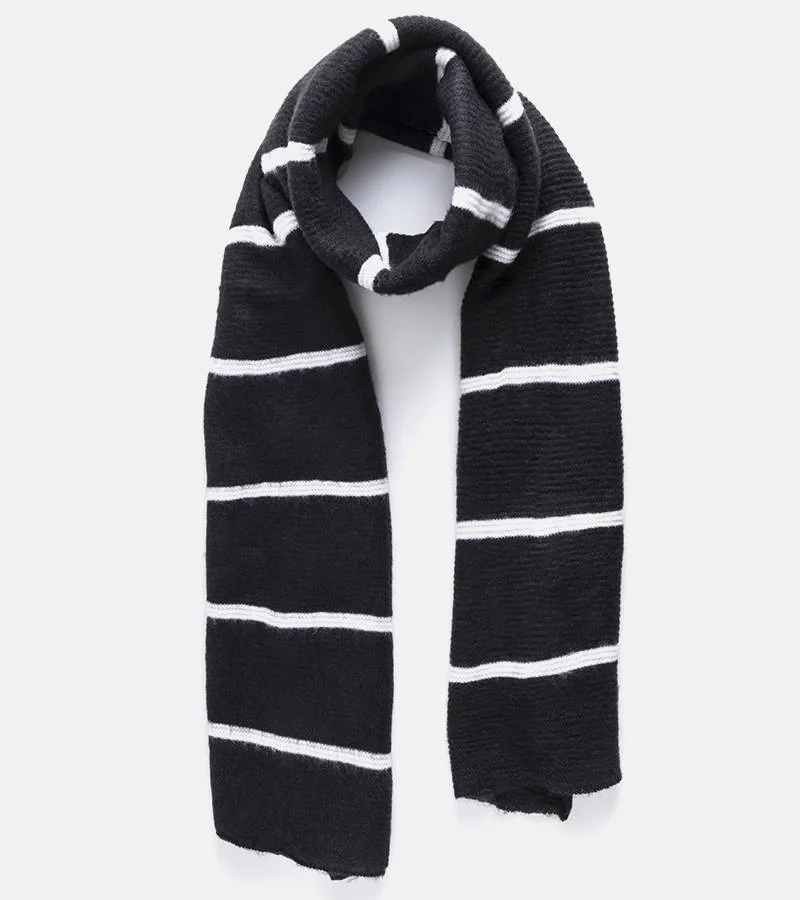 Czarny szal w białe paski
