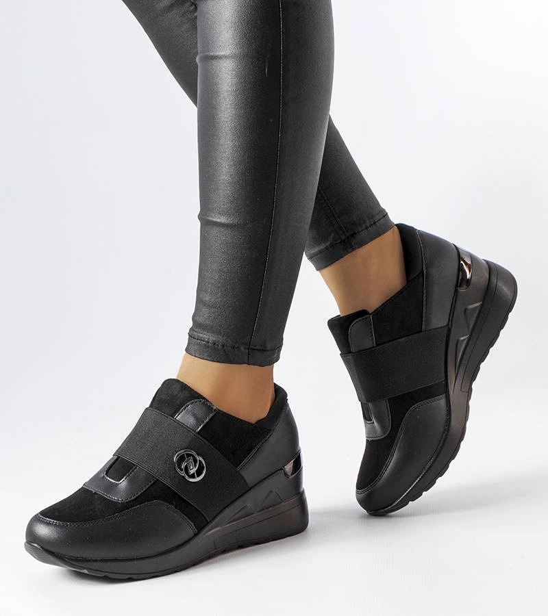 Czarne sneakersy na koturnie