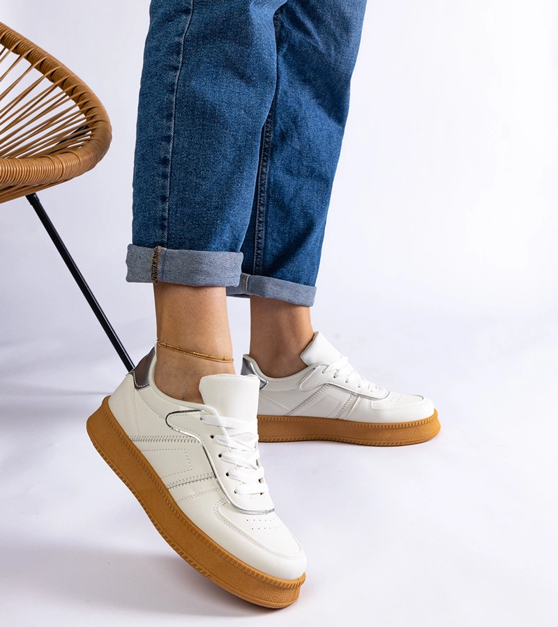 Białe sneakersy sznurowane na platformie