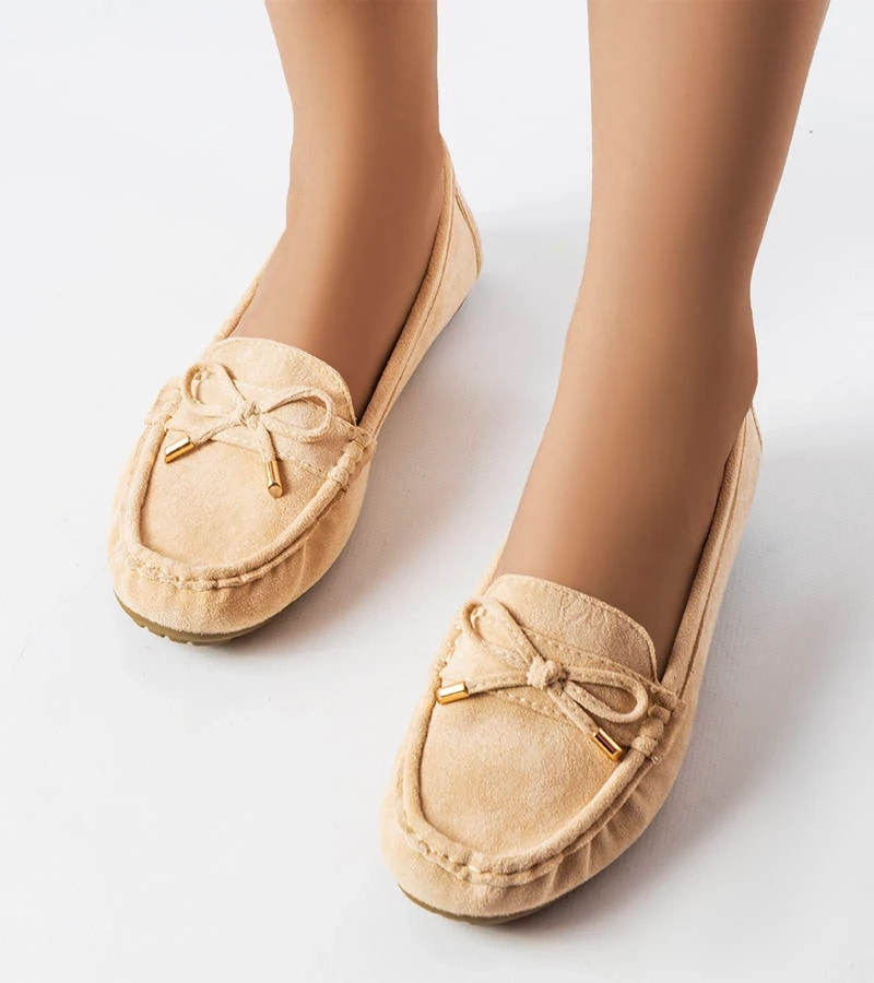 Beżowe klasyczne mokasyny