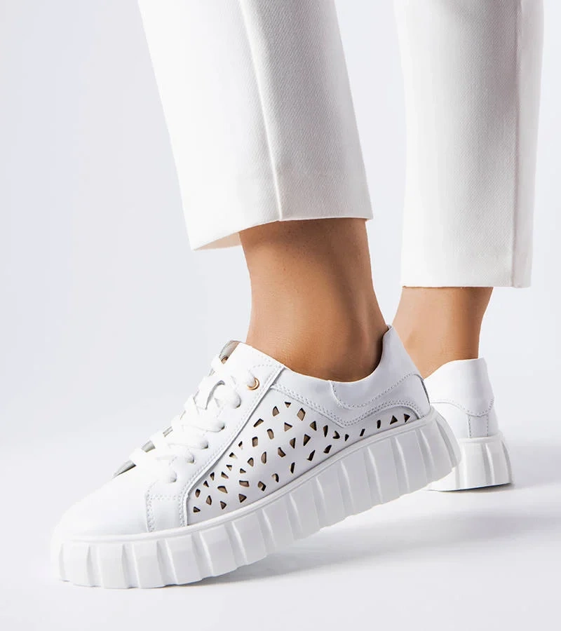 Białe sneakersy