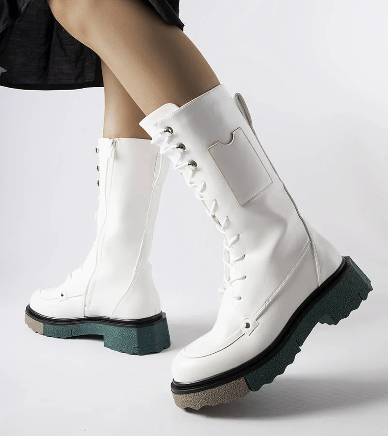 Białe wysokie botki