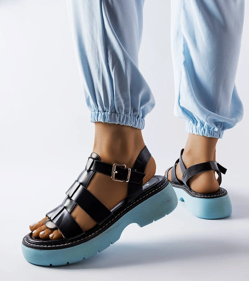 Czarne sandały na niebieskiej platformie