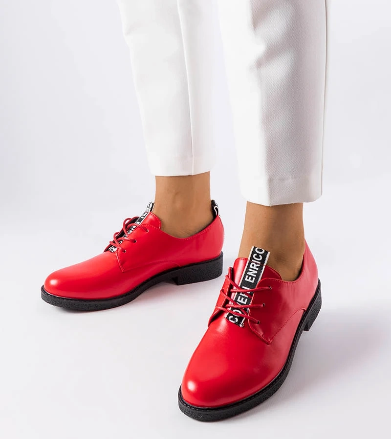 Czerwone półbuty wiązane ze wstążką