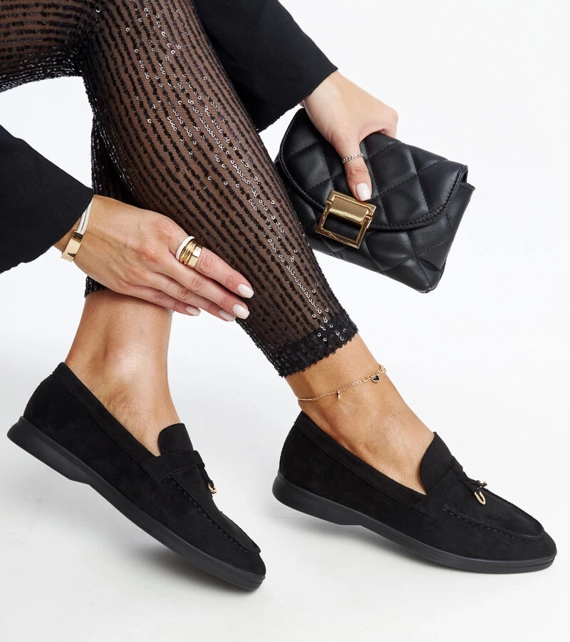 Czarne mokasyny z metalową zawieszką