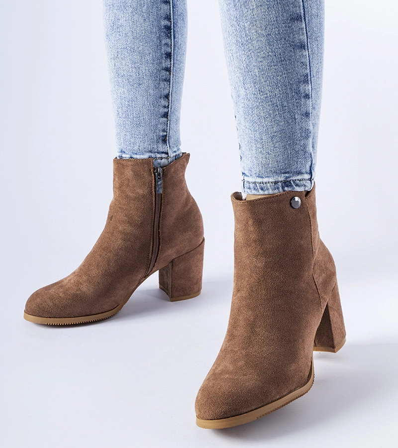 Brązowe botki na niskim słupku eko-zamsz