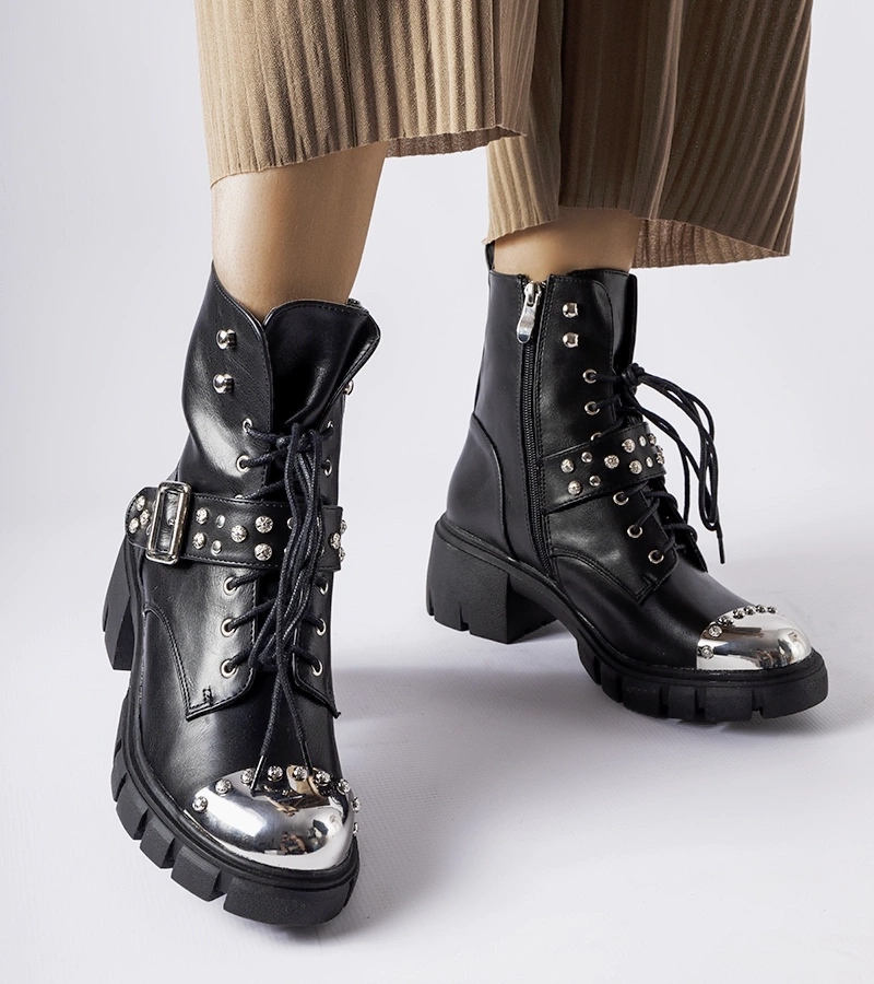 Czarne ozdobne botki na płaskim obcasie