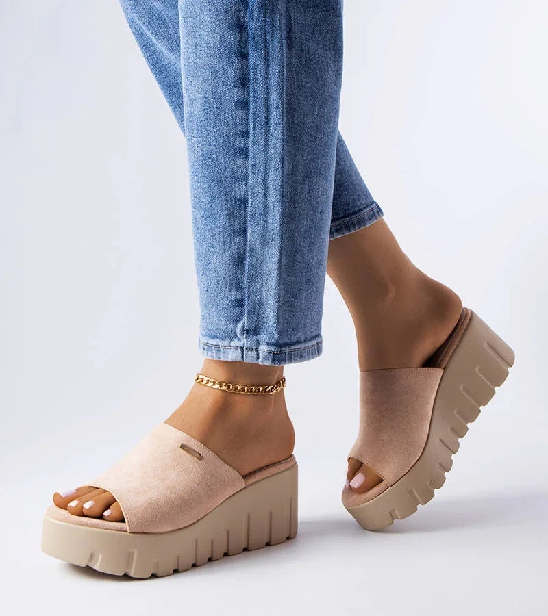 Beżowe klapki na koturnie ze skórzaną wkładką