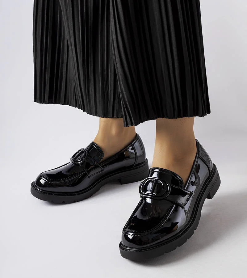 Czarne lakierowane mokasyny