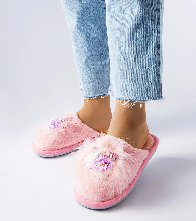 Różowe ciepłe kapcie z kwiatkami
